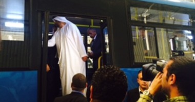 بالصور.. وزير الدولة الإماراتى يتفقد نموذجا من أتوبيسات هيئة النقل