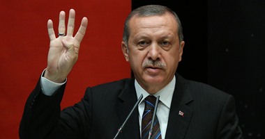أردوغان يواصل استفزازه ويرفع شارة رابعة بأول اجتماع لفوزه بالرئاسة