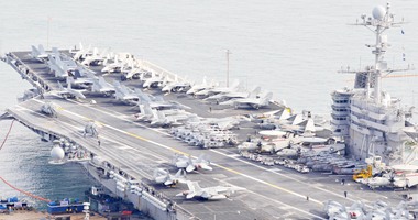 واشنطن بوست :السفن الإيرانية وحاملة الطائرات الأمريكية تتجنبان المواجهة