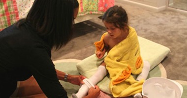 دراسة أمريكية: لفّ الطفل فى ملاءة مبللة يساعد فى علاج إكزيما الجلد