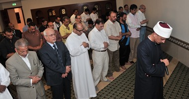وزير الثقافة السعودى وقطان يصليان الجمعة بمسجد السفارة السعودية بالقاهرة