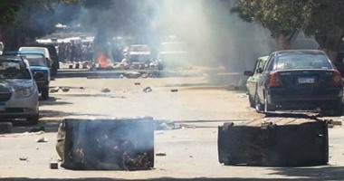 الأمن يطلق الغاز على الإخوان بحلوان.. وعناصر الجماعة يردون بالشماريخ
