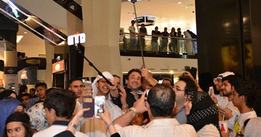 كريم عبدالعزيز يلتقط "سيلفى" مع جمهور "الفيل الأزرق" فى دبى