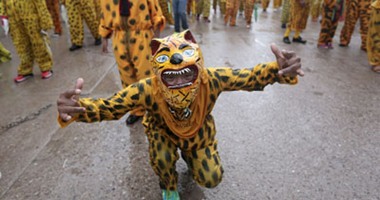 بالصور..مكسيكيون يطالبون السماء بسقوط المطر فى كرنفال بملابس النمور