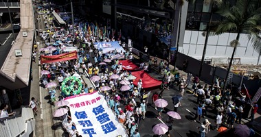 حاكم هونج كونج يلمح إلى تنازلات محتملة قبل محادثات مع محتجين