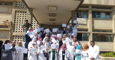 بالفيديو و الصور.. وقفة احتجاجية للعاملين بمستشفى 6 أكتوبر يطالبون برحيل المدير