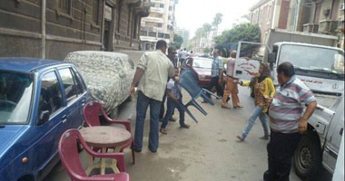 بالصور.. حى وسط بالإسكندرية يشن حملة لإزالة إشغالات الطريق