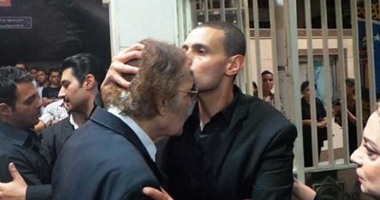 بالفيديو.. رامز جلال يقبل يد شهيرة ورأس محمود ياسين لحظة حضورهما عزاء والده