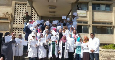 "أطباء أسيوط" تواصل احتجاجاتها للمطالبة بحافز 100% وعودة المنقولين تعسفيا