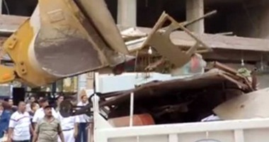 بالفيديو.. حملة أمنية لإزالة الإشغالات بمنطقة سوق باكوس بالإسكندرية