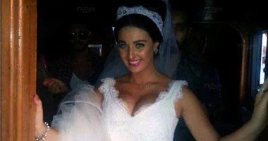 رواد مواقع التواصل يتداولون صور "صافيناز" بفستان الزفاف