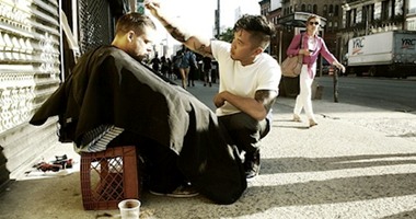 بالصور.. حلاق بنيويورك يخصص يوم عطلته لحلاقة رأس المشردين فى الشوارع