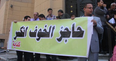 نشطاء يحتشدون أمام مكتب النائب العام لمطالبته بتحريك بلاغات ضد مبارك