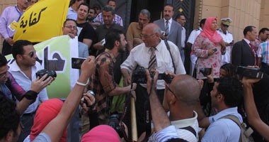 مشادات بين مؤيدى مبارك وأعضاء كفاية أثناء وقفة أمام مكتب النائب العام