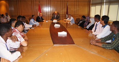 رئيس جامعة الفيوم يلتقى طلاب عرب فى إطار التعاون مع المجلس العرب