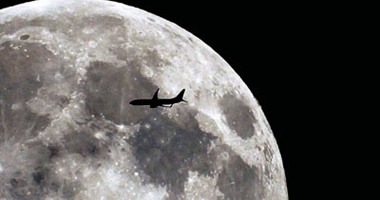 بالصور.. مصور فرنسى يلتقط صورا لطائرات تبدو وكأنها تتجه للشمس والقمر
