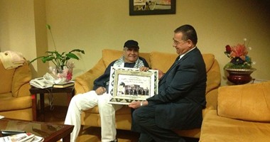 بالصور.. سفير فلسطين يهدى الفنان سيد زيان وشاح فلسطين