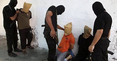 مواطنون يتداولون صورا تظهر إعدام حماس لـ18 عميلا إسرائيليا بغزة