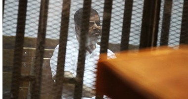 مشادة كلامية بين مرسى وقاضى "وادى النطرون" بسبب حديثه داخل القفص