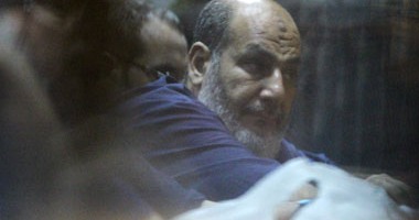 صفوت حجازى: "محكمة مبارك تناديه باحترام".. والقاضى:"محمد مرسى متهم عندى"