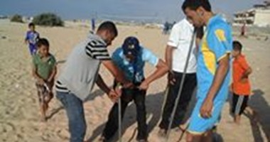 بالصور.. شباب متطوعون بالعريش يطلقون مبادرة لتنظيف الشاطئ