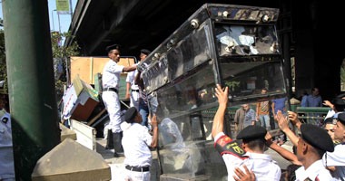 الأمن يزيل "عربات الفول" بشارع باب اللوق وسط القاهرة