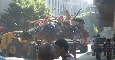 بالفيديو.. شاهد "البلدوز" يحطم إشغالات الباعة الجائلين بشارع 26 يوليو