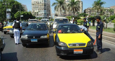 بالفيديو..فى الإسكندرية..أمين شرطة  يضع”كلبش”فى يد سائق تاكسى ويربطة بحزام الأمان