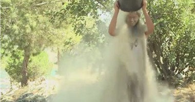 بالفيديو.. "دلو الرمل" بدل "دلو الثلج" للتعبير عن مأساة أطفال غزة