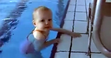 بالفيديو.."فيس بوك" يتداول مقطعا لطفلة عمرها عامين تسبح فى حمام سباحة