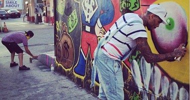 بالصور.. كريس براون يظهر هوايته برسم "الجرافيتى"