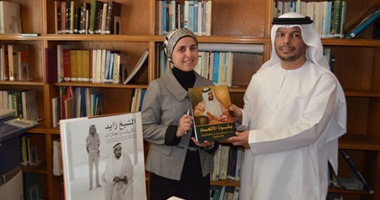 سفارة أبو ظبى تهدى مكتبة الجامعة العربية إصدارات"الإمارات للدراسات"