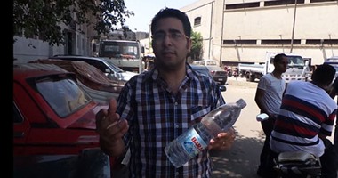بالفيديو.. مواطن يحرر محضرًا ضد شركة «مياه معدنية» لوجود أجسام غريبة بزجاجة