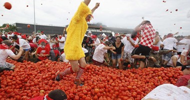 رواد مهرجان فى إسبانيا يتراشقون بـ170 طنا من الطماطم