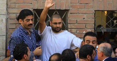 الأمن يطالب علاء عبد الفتاح بمغادرة المقابر.. والناشط يرفض