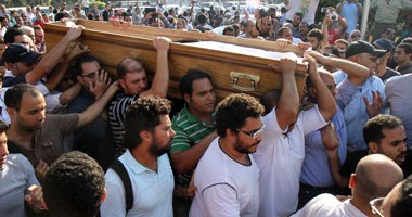 علاء عبد الفتاح وشقيقته يغادران المقابر وسط حراسة مشددة