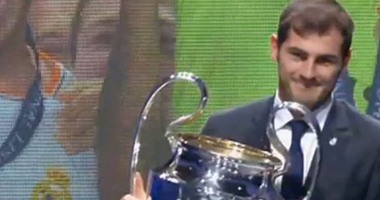"كاسياس" يُسلم كأس دورى أبطال أوروبا