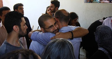 علاء عبد الفتاح وشقيقته يصلان مقابر التونسى لدفن والدهما