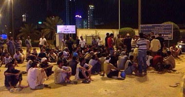 بالصور..مصريون يحتجون أمام سفارة مصر بالكويت لمقتل مواطن