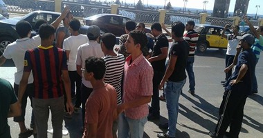 بالصور.. شباب الإخوان يقطعون طريق كوبرى ستانلى بالإسكندرية