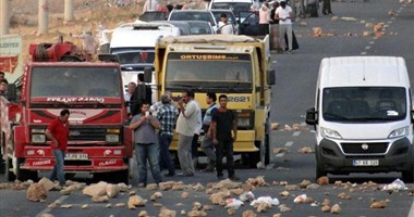 مزارعون أتراك يقطعون الطريق احتجاجا على انقطاع الكهرباء