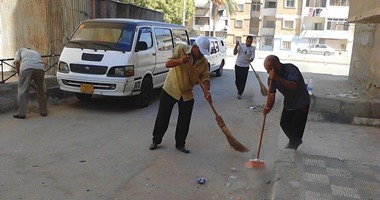بالصور.. رئيس حى فيصل يشارك الأهالى حملة لتنظيف شوارع السويس