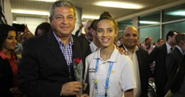 وصول البعثة المصرية للألعاب الأولمبية ووزير الرياضة يستقبلهم بالورود