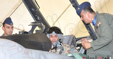 بالصور.. وزير الدفاع يناقش الضباط من داخل مقاتلة "إف 16" 