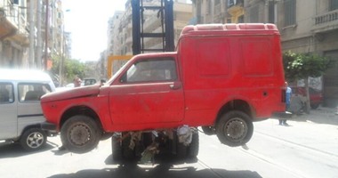 حى الجمرك بالإسكندرية يرفع السيارات المتهالكة من الشوارع