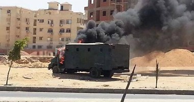 الإخوان يحرقون سيارة شرطة أمام أحد المراكز التجارية الشهيرة بـ6 أكتوبر