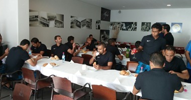 بالصور.. فريق المقاولون خلال تناول العشاء بالبرتغال
