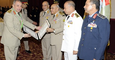 بالصور.. وزير الدفاع يكرم قادة القوات المسلحة المحالين للتقاعد