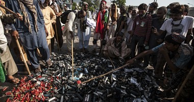 محتجون يجمعون قنابل مسيلة وطلقات بعد مناوشات مع الشرطة الباكستانية
