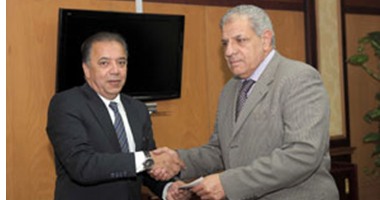 محلب يلتقى رجل أعمال تبرع بـ160 مليون جنيه لصندوق "تحيا مصر"